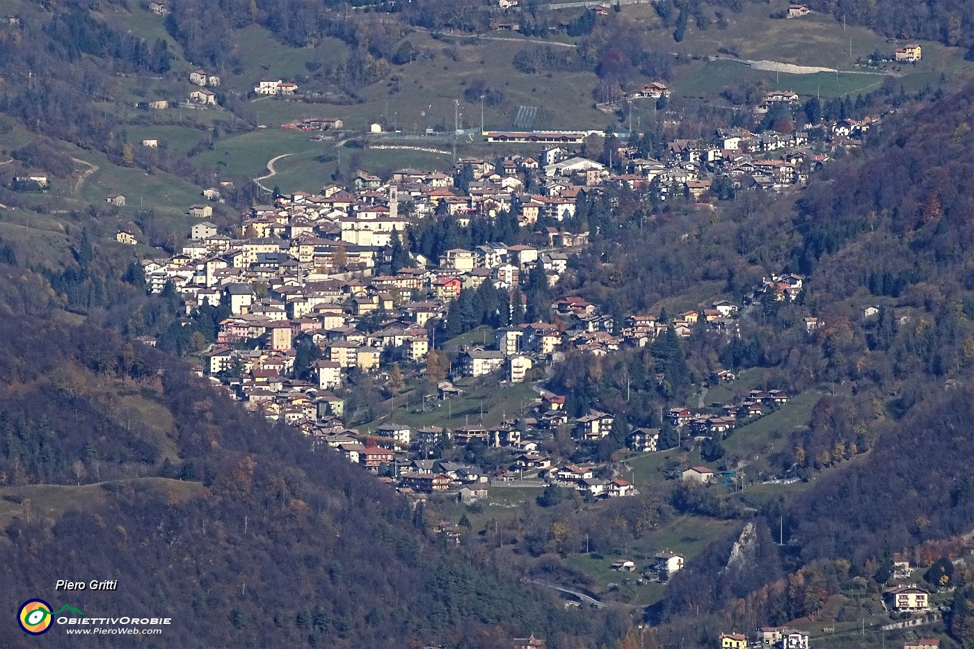 34 Dalla Corna Bianca zoom verso Serina.JPG